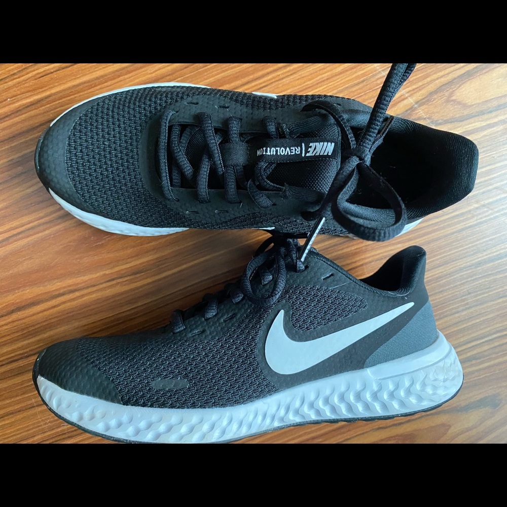 Girls Nike Revolution 5